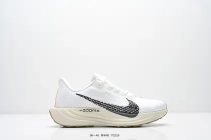 耐克Nike Pegasus Plus 超跑飞马网面训练纯原跑步鞋CK4318-018,采用全掌ZoomX中底技术,具有即刻可用的回弹性能和推动感,无需长时间磨合即可体验优异反馈. 1核心技术特点:ZoomX中底:相比传统Zoom气垫,ZoomX材质无需磨合即可发挥优异回弹性能,提供即时反馈和推进力,适合追求快速响应的跑者.轻量化设计:中底密度梯度优化,前掌密度低至0.82g/cm3,后跟密度提升至1.05g/cm3,兼顾缓震与支撑性能. 支撑升级:采用3D打印TPU框架替代传统支撑撑条,精准适配足部形态,减少足部内翻风险. 货号:FQ7261 编号:112225